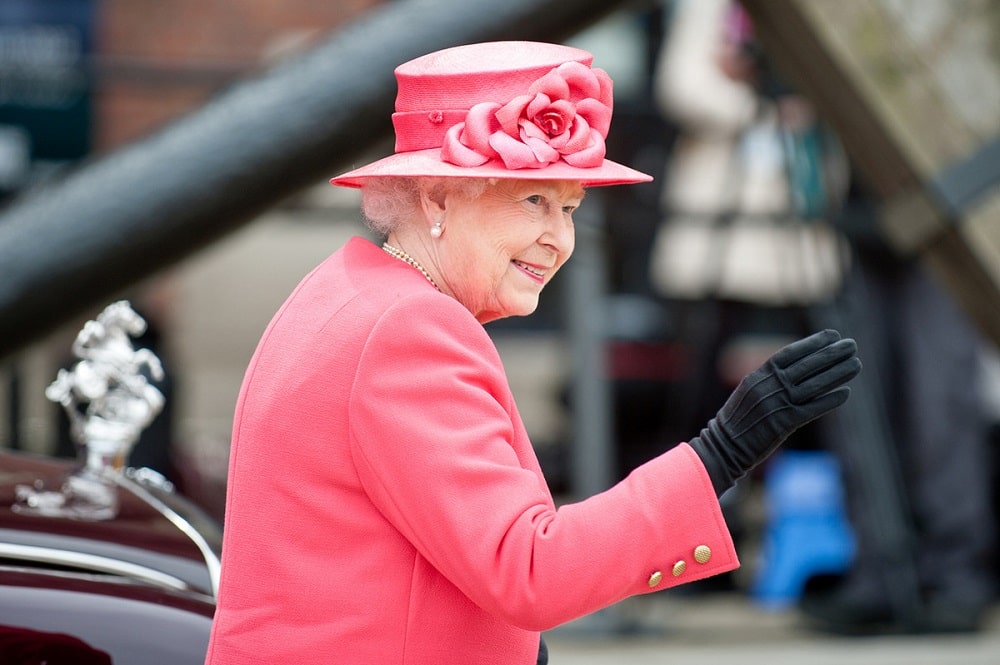 Queen Elizabeth II winkt dem Volk zu