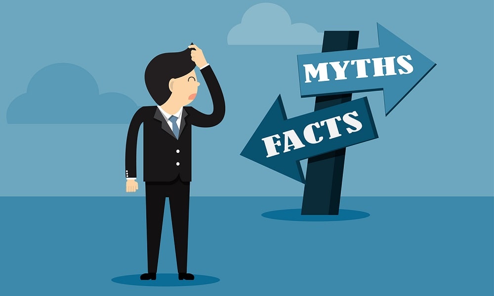 MBA Absolvent steht vor Mythen-Fakten Wegweiser