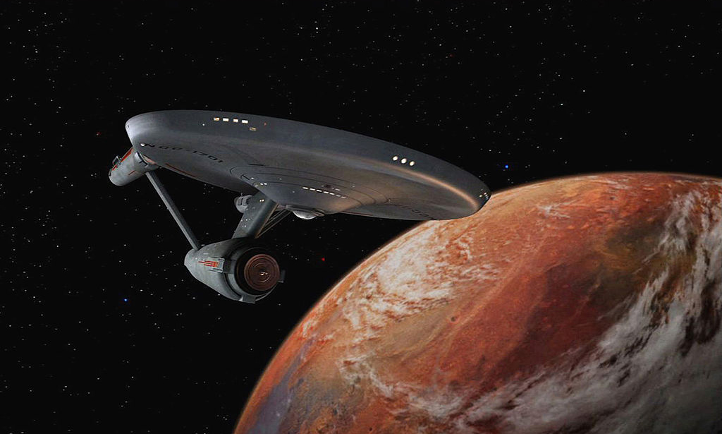 Raumschiff Enterprise fliegt an einem Planeten vorbei